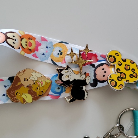 Disney Tsum Tsum Lanyard with Pins - Picture 4 of 6